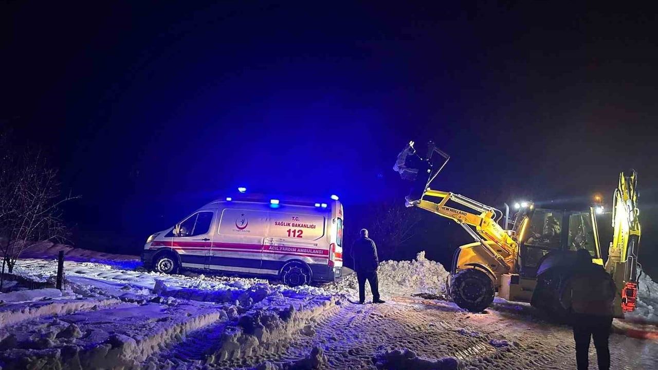 Mardin Artuklu'da Mahsur Kalan Ambulans Belediye Ekipleri Tarafından Kurtarıldı