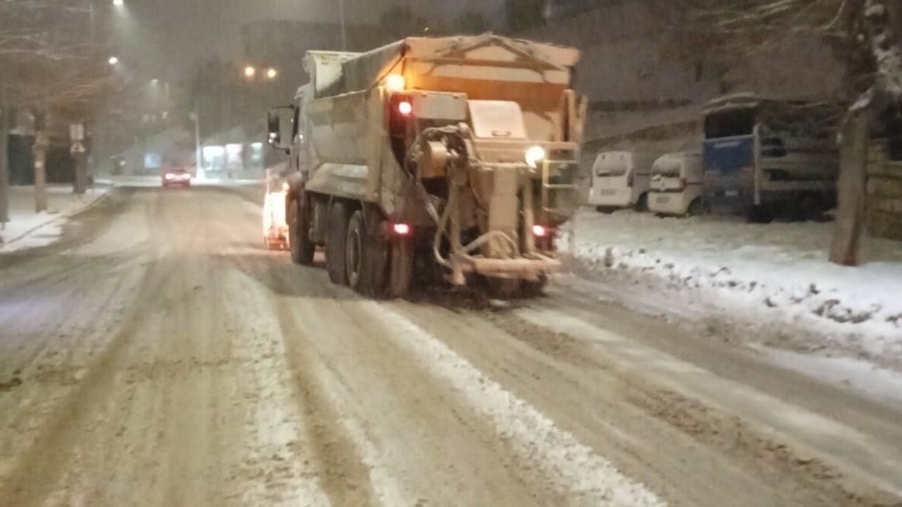 Mardin Büyükşehir Belediyesi gece boyu karla mücadele yürüttü