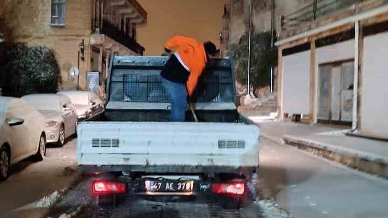 Mardin Büyükşehir Belediyesi'nden karla mücadele: Ana arterlerde tuzlama ve solüsyon