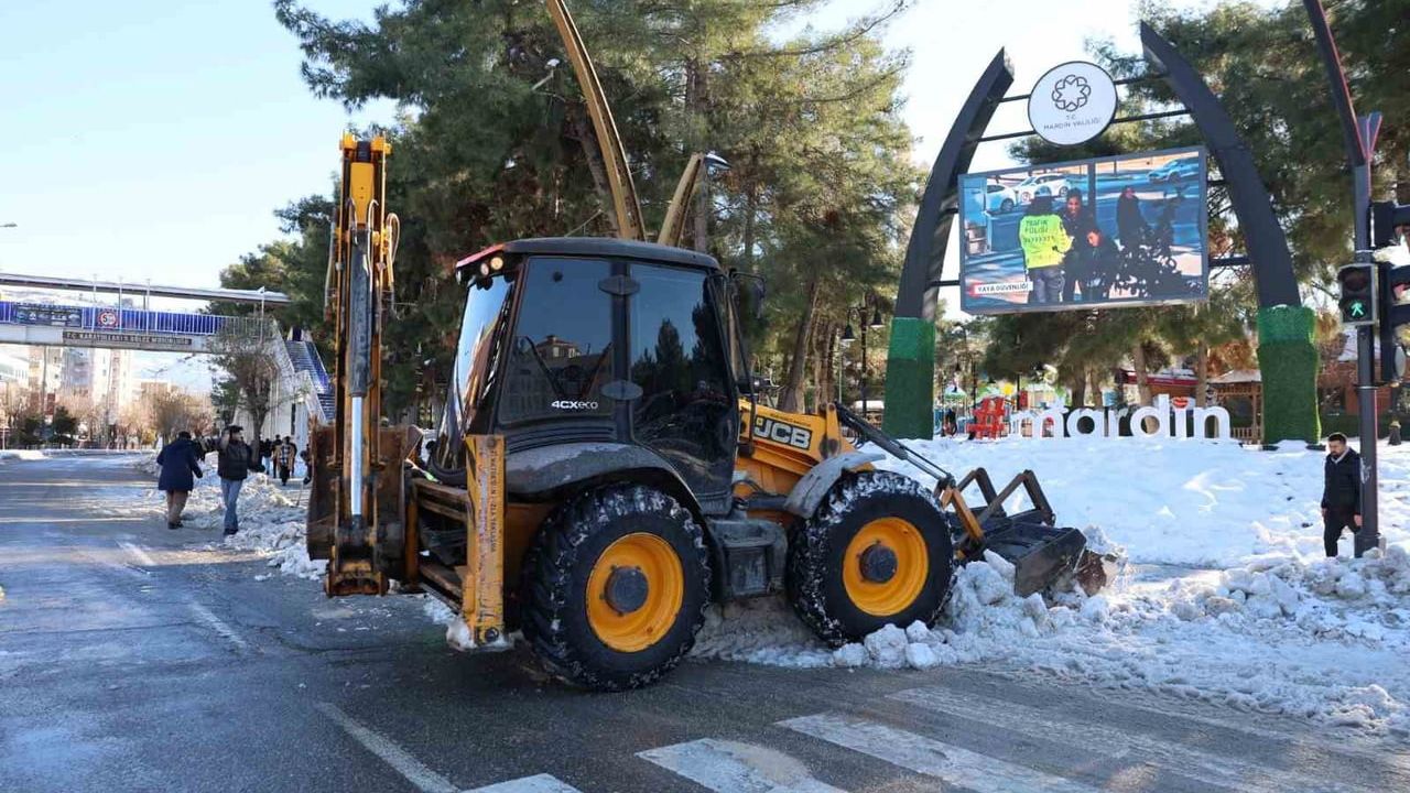 Mardin'de karla mücadele aralıksız sürüyor: 10 ilçede koordineli çalışma