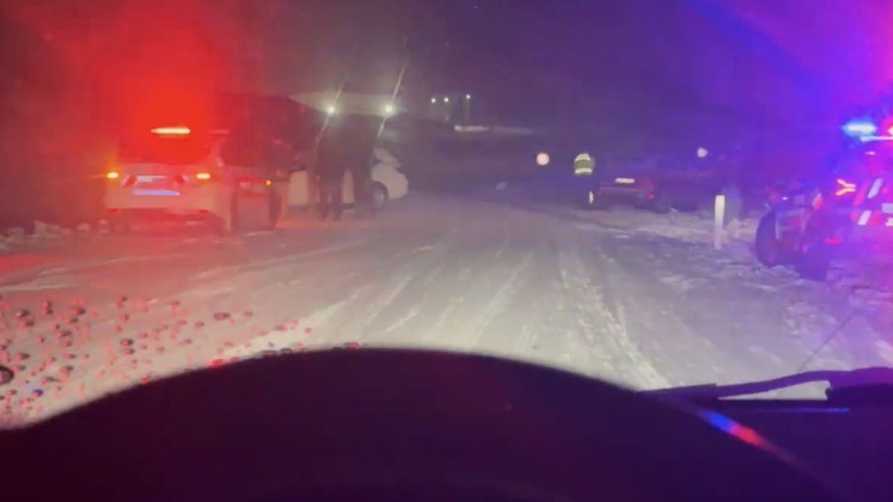 Mardin'de Mazıdağı-Derik yolu kar ve buzlanma nedeniyle ulaşıma kapandı