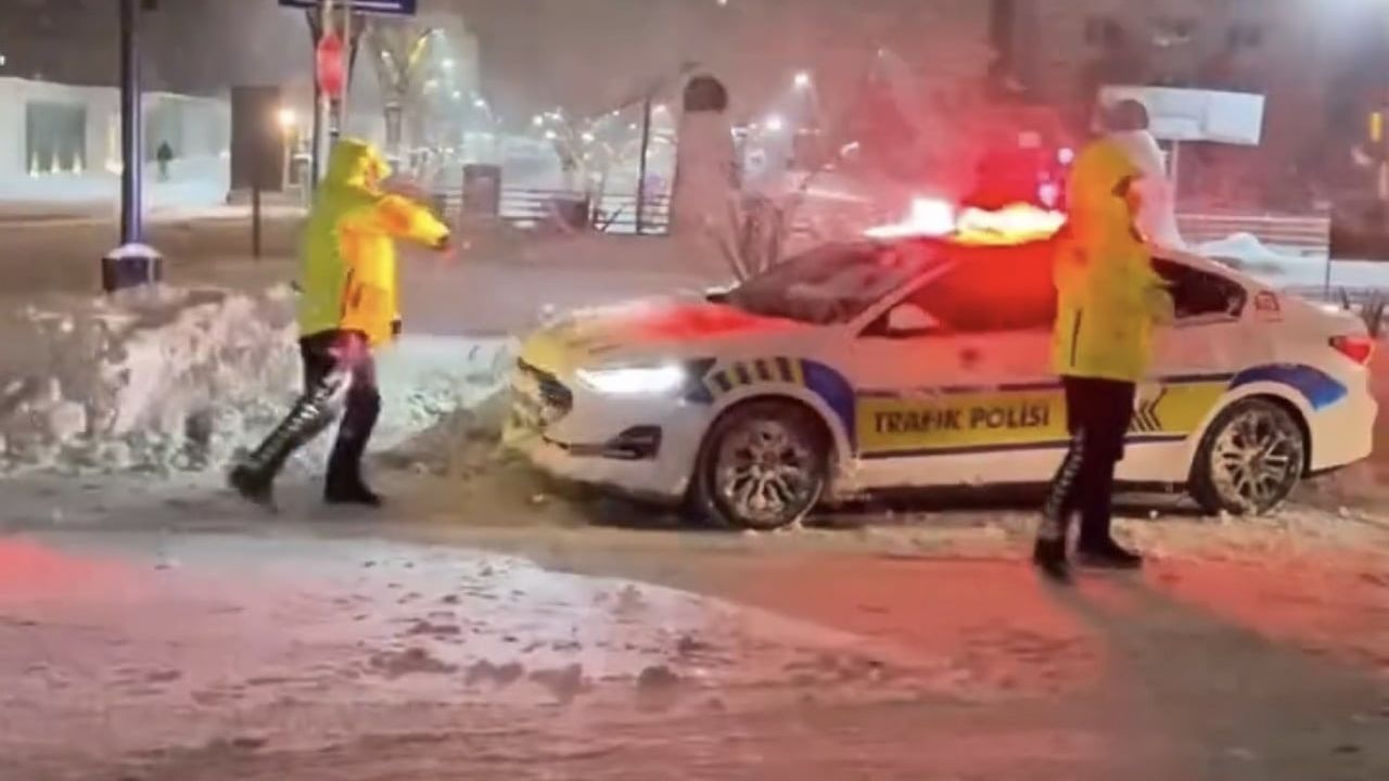 Mardin’de trafik polisleri çocuklarla kar topu oyununa katıldı