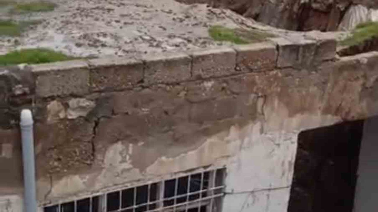 Mardin Kızıltepe'de sağanak yağış sonrası kerpiç evin çatısı çöktü