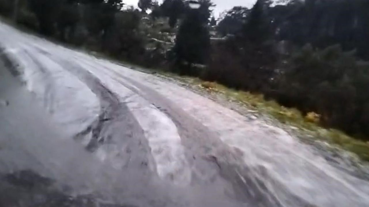 Marmaris’te aniden bastıran dolu ilçeyi beyaza çevirdi