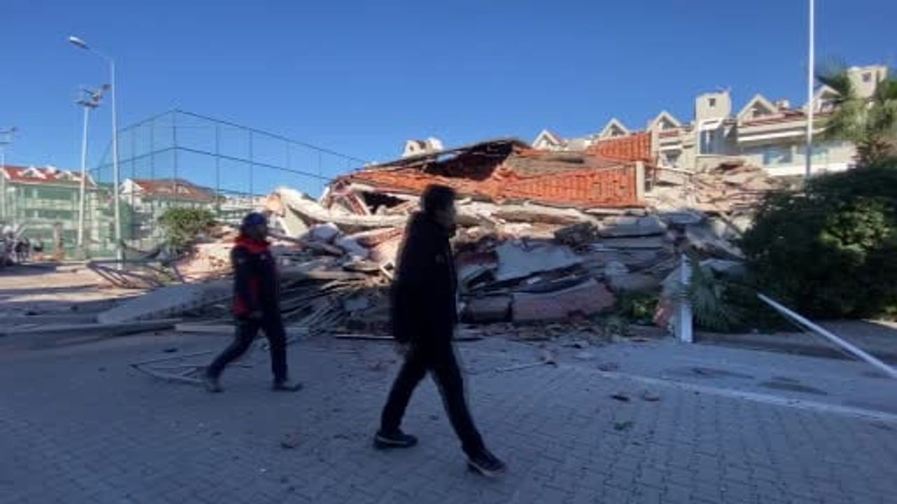 Marmaris’te güçlendirme çalışılan Begonville Hotel çöktü