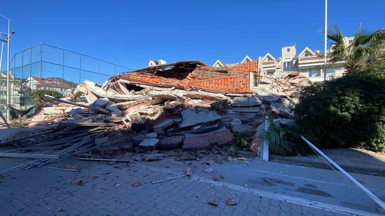 Marmaris'te güçlendirme çalışması süren Begonville Hotel çöktü