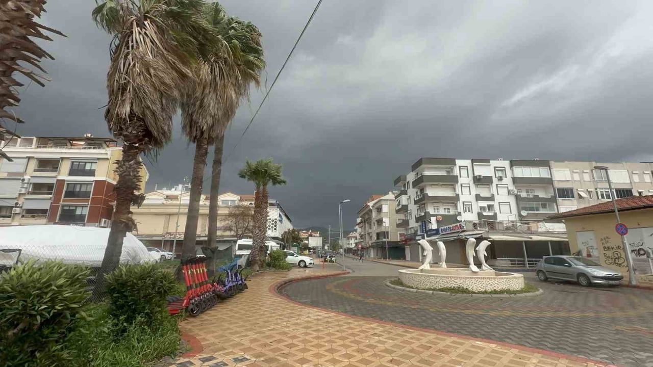 Marmaris'te Kuvvetli Fırtına ve Sağanak Hayatı Olumsuz Etkiledi