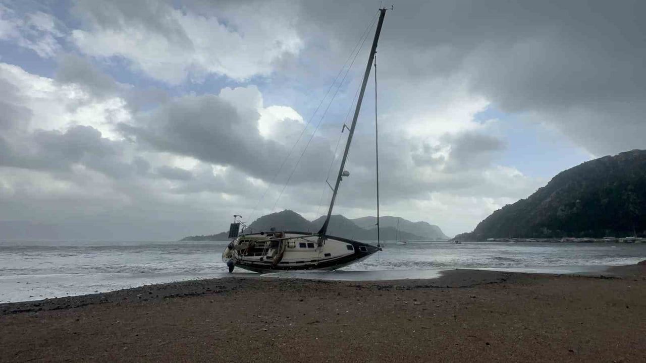Marmaris'te Kuvvetli Rüzgâr ve Sağanak: İki Tekne Kıyıya Vurdu