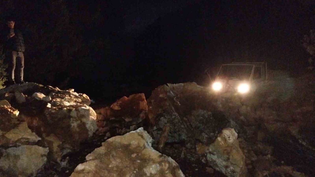 Marmaris’te sağanak sonrası dağ yolunu dev kayalar kapattı