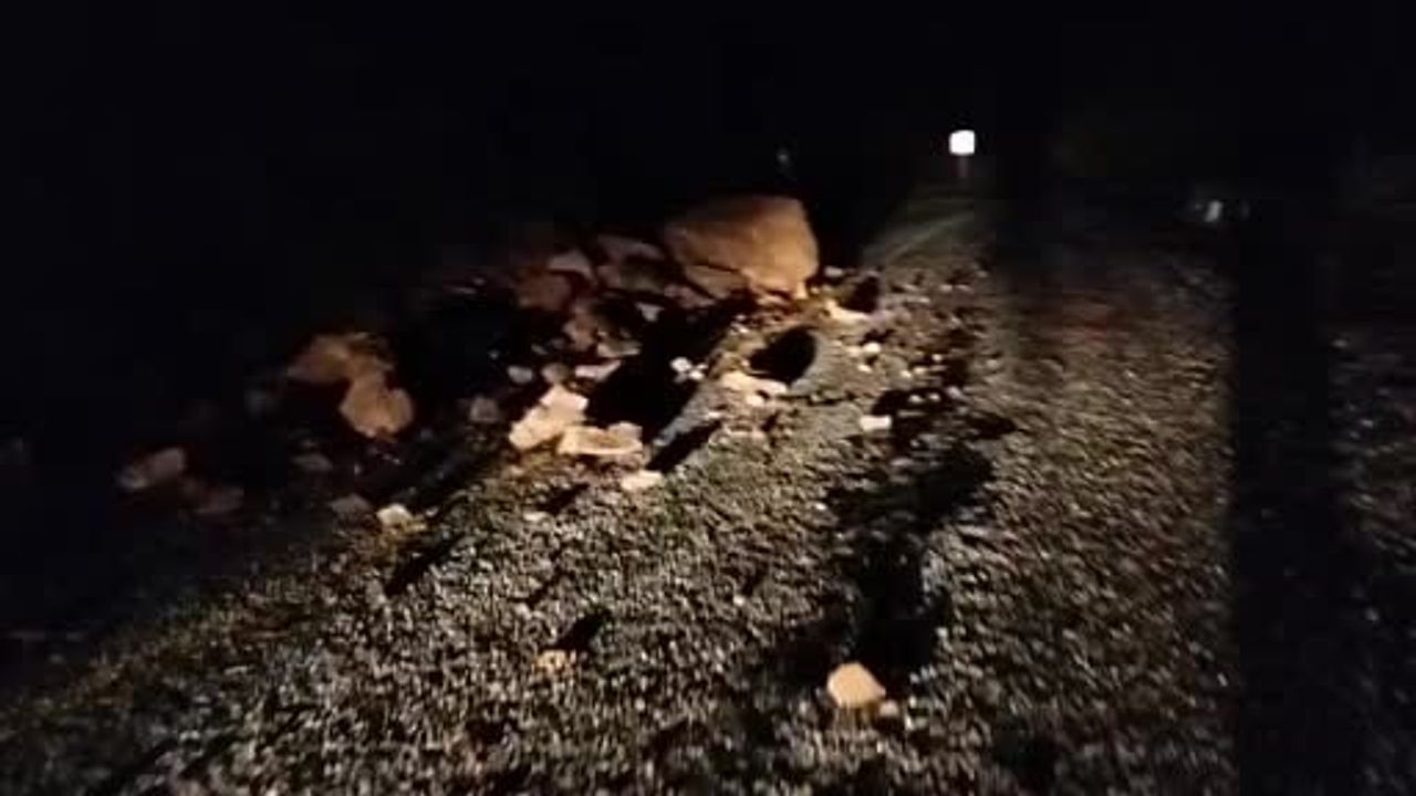 Marmaris'te sağanak sonrası toprak kayması: Bayır-Osmaniye yolu kapandı