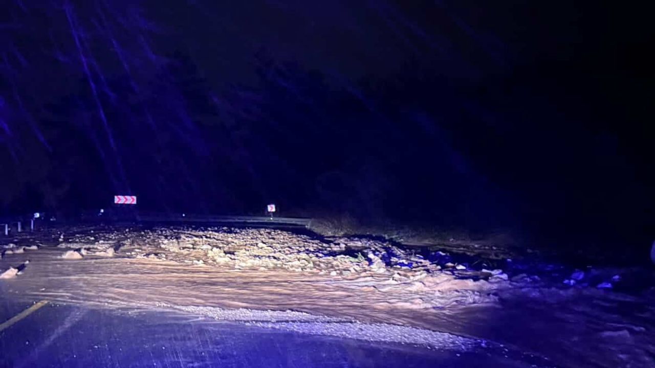 Marmaris'te sağanak: Yollar dereye döndü, evler su bastı