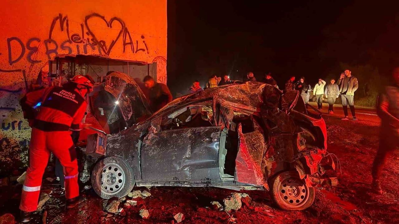 Marmaris’te Takla Atan Otomobil Elektrik Trafosuna Çarptı: 2 Yaralı