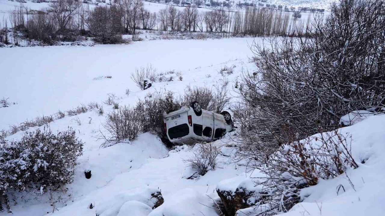 Mazıdağı'nda buzlanan yolda kaza: 6 yaralı