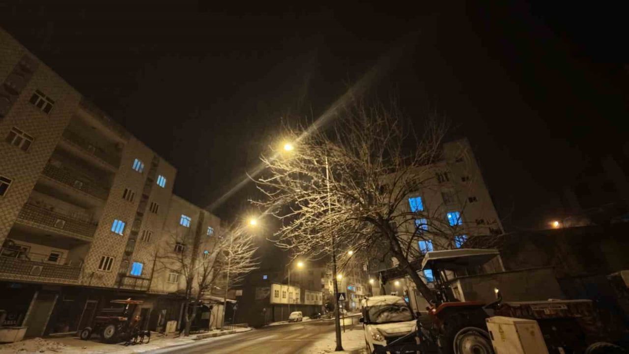 Mazıdağı'nda Kar Yağışı İlçeyi Beyaza Bürüyor