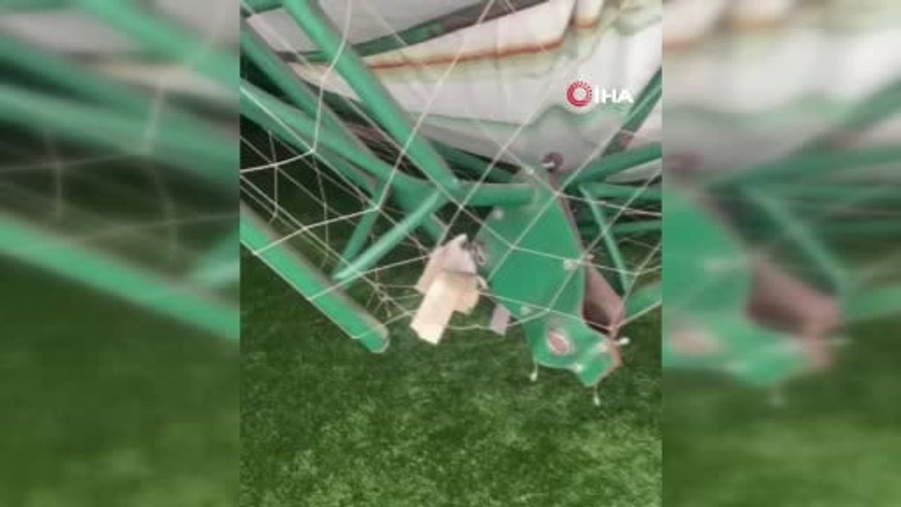 Mazıdağı'nda yoğun kar çatıyı çöktürdü: Kapalı halı sahada büyük hasar