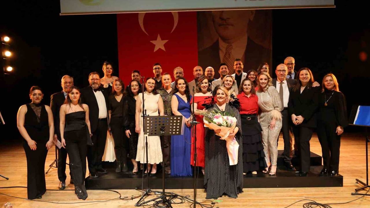 Medicana İzmir çalışanları Yeşilçam şarkılarıyla nostalji gecesi