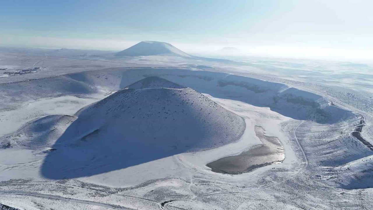 Meke Krater Gölü karla beyaz bir örtüye büründü