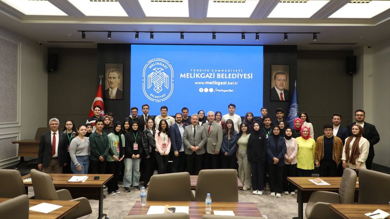Mektep Melikgazi gençleri topluma ışık tutacak liderler olarak yetiştiriyor