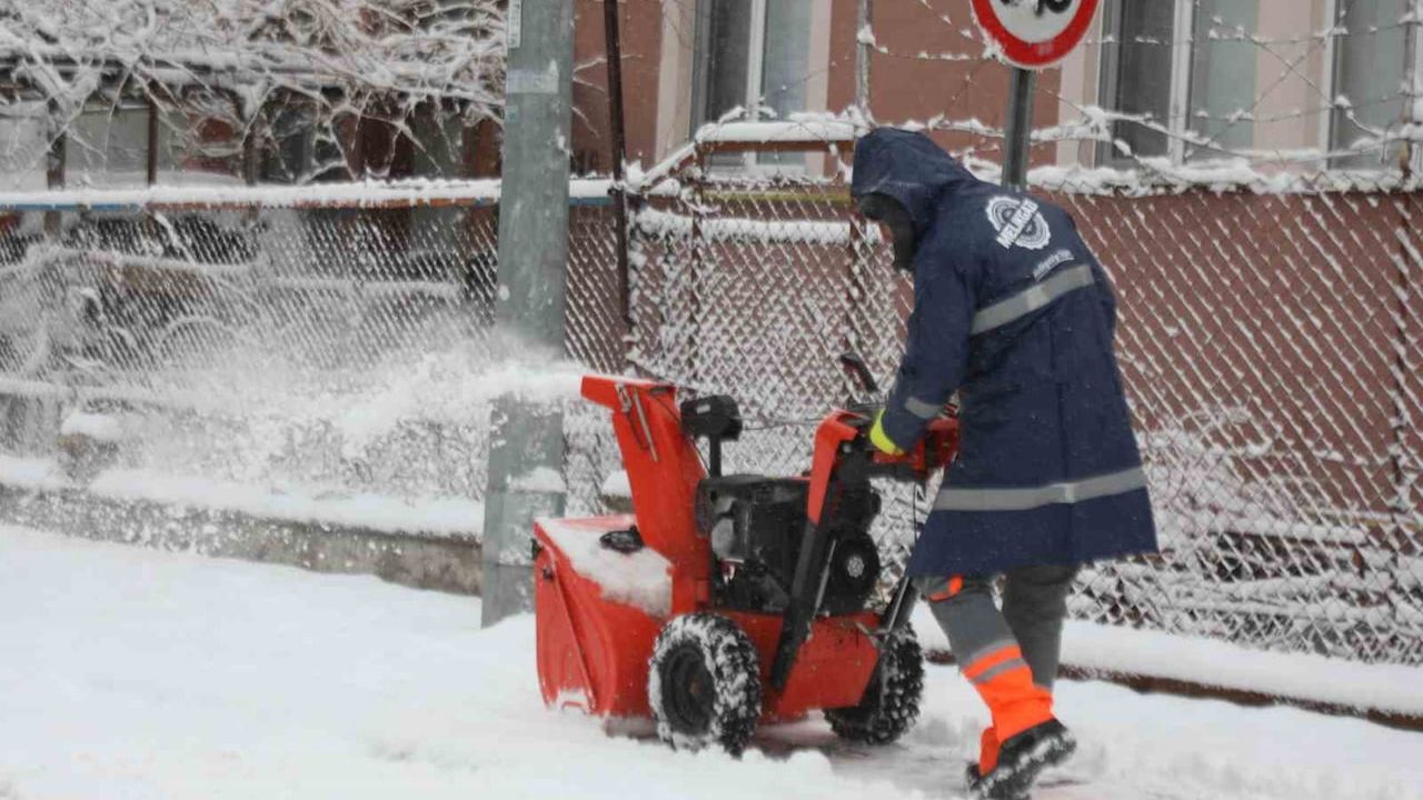 Melikgazi'de 58 mahallede karla mücadele sürüyor