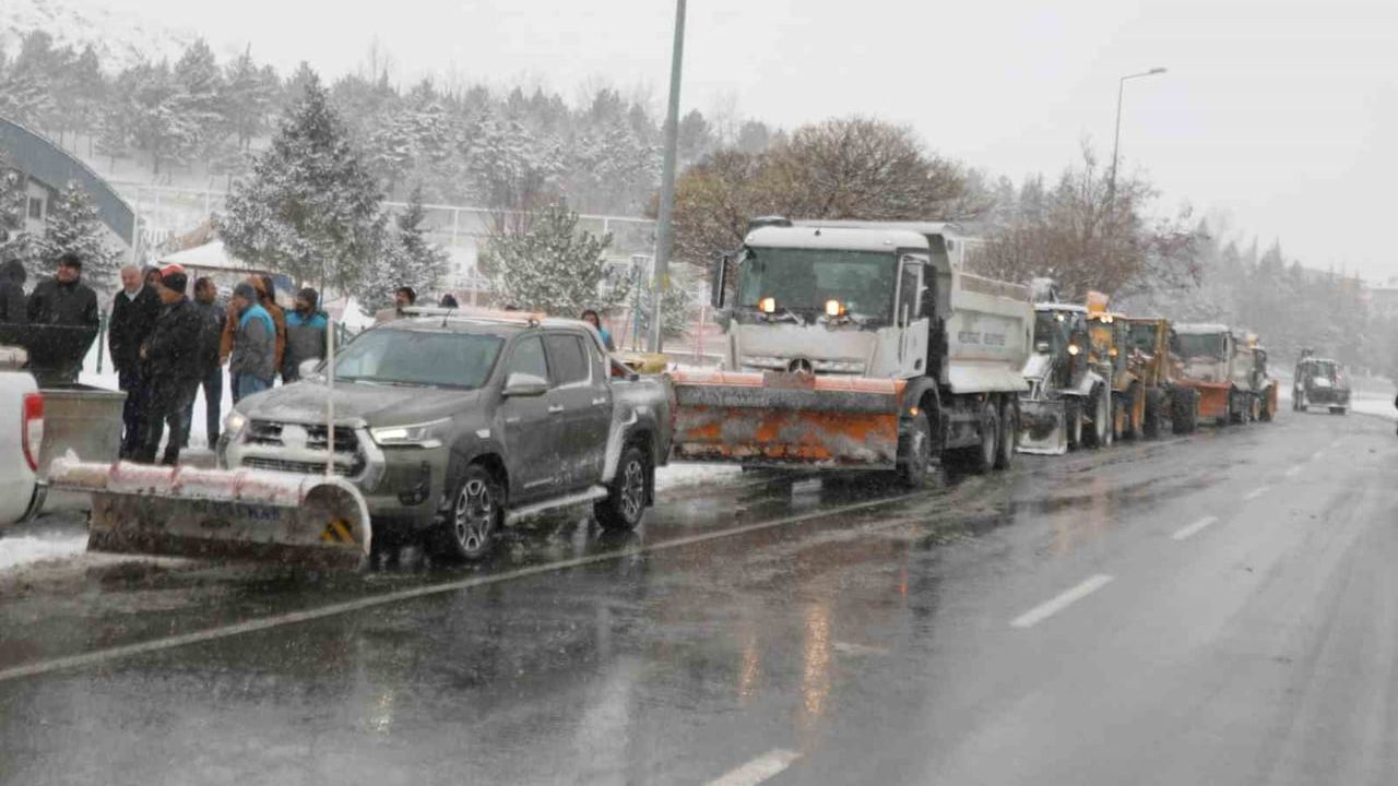 Melikgazi'de karla mücadele: 24 saat, 3 vardiya