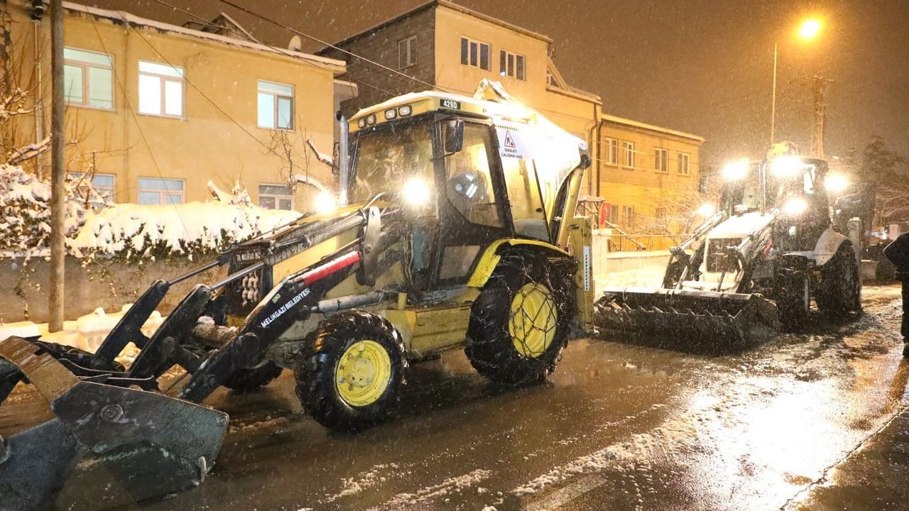 Melikgazi'de karla mücadele 24 saat aralıksız sürüyor