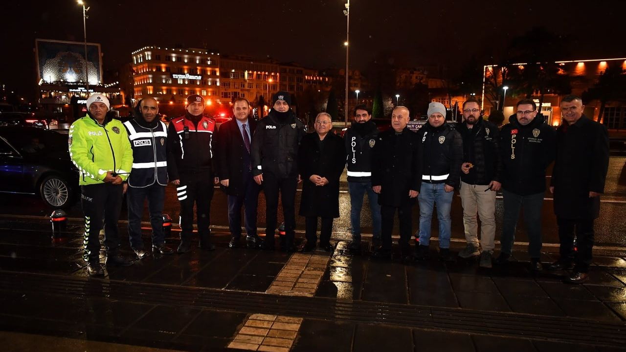 Memduh Büyükkılıç, yeni yılda gece görevindeki ekipleri ziyaret etti