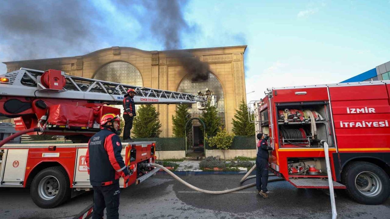 Menderes’te yalıtım fabrikasındaki yangın kısa sürede söndürüldü