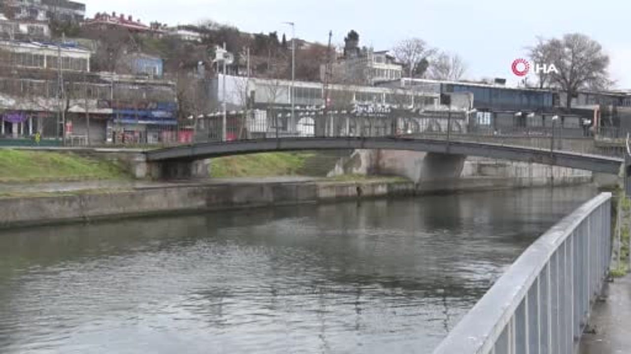 Menekşe'de kum birikintileri teknelerin denize çıkışını engelliyor — İBB'den kalıcı çözüm bekleniyor