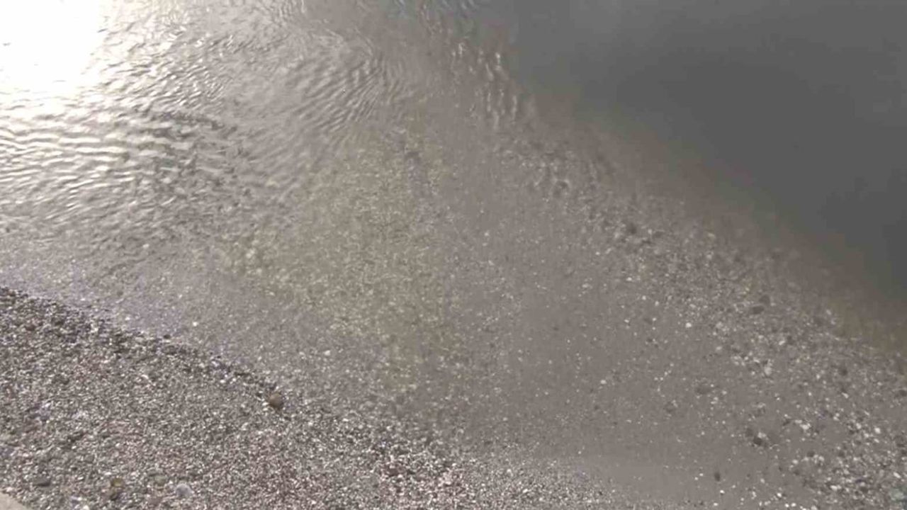 Menekşe Deresi'nde sular çekildi, tekneler geçişte zorlandı