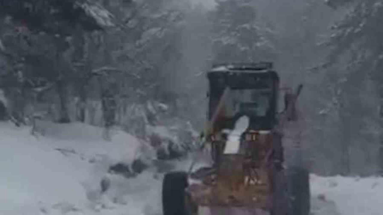 Mengen'de köy yollarında kar küreme çalışması