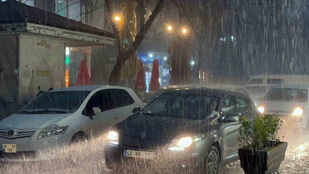 Menteşe'de dolu ve sağanak trafik akışını durdurdu