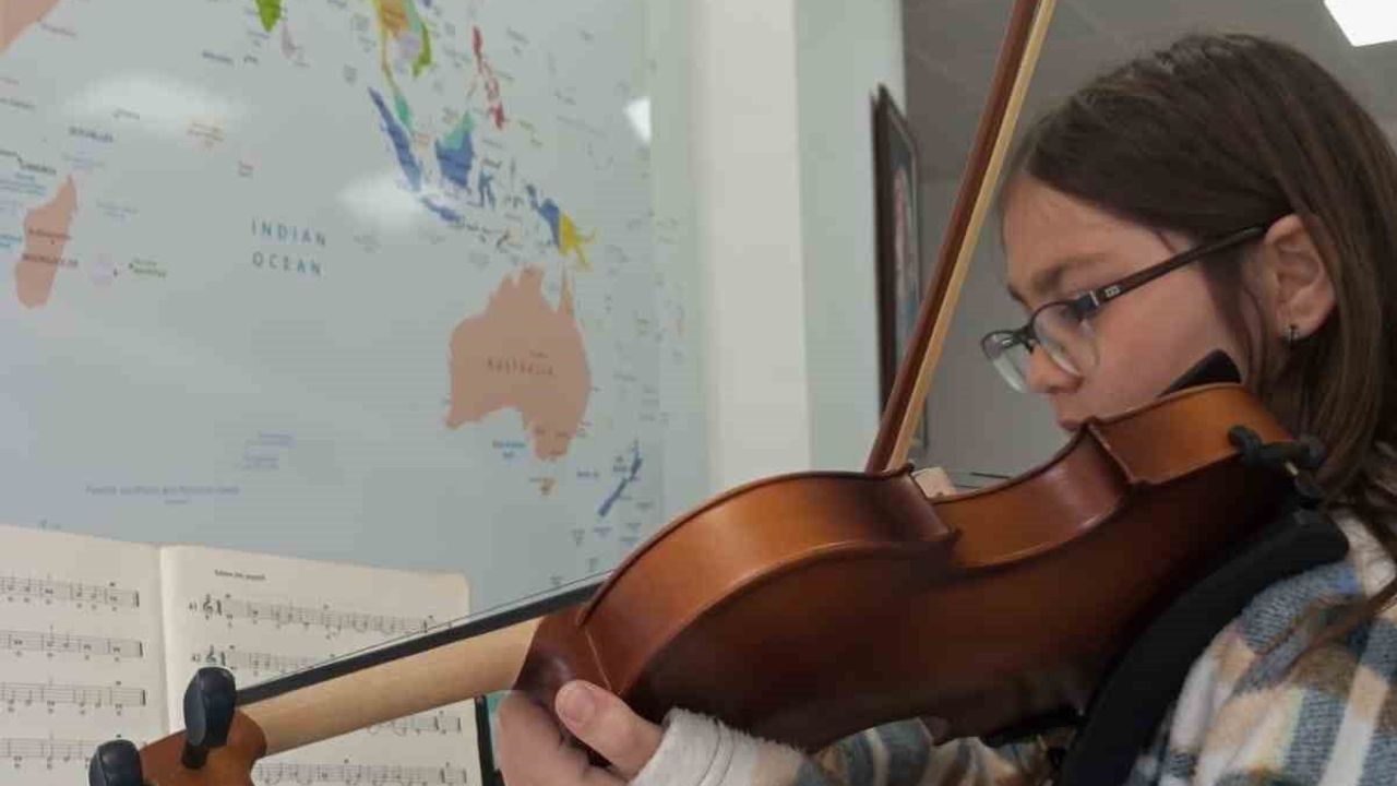 Menteşe’de gençler enstrüman kurslarıyla sanatla buluşuyor