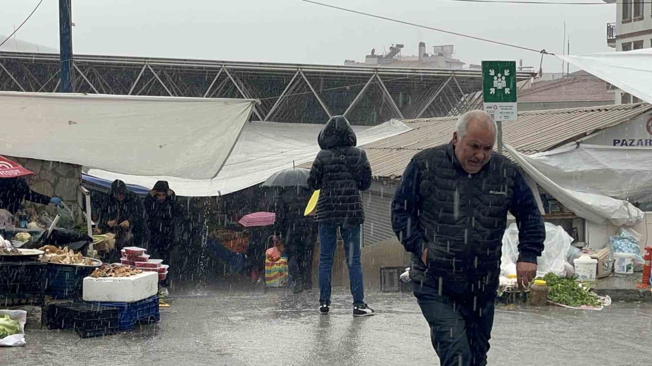 Menteşe'de sağanak ve fırtına Perşembe Pazarı'nda zorluklara neden oldu