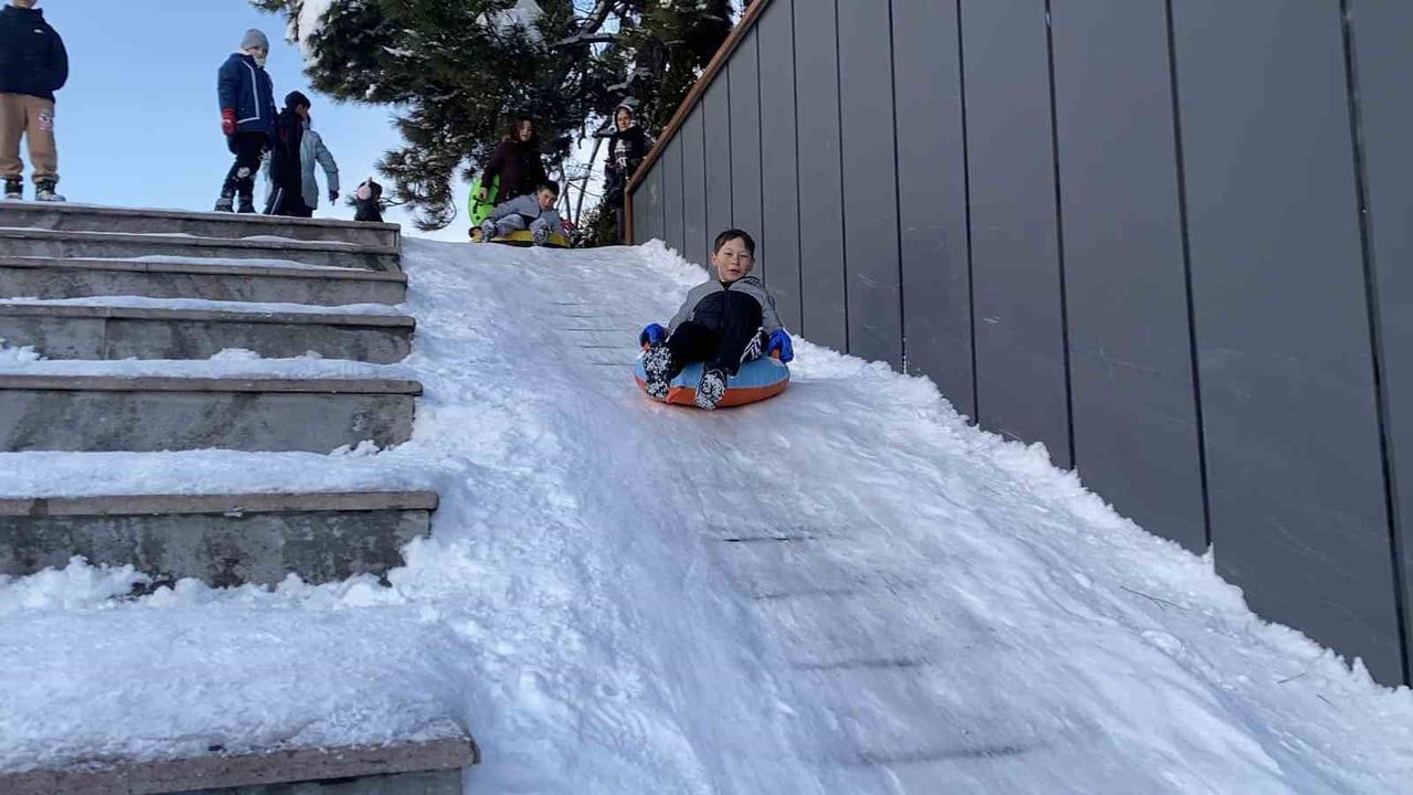 Merdivenler Kayak Pistine Döndü: Bolulu Miniklerin Kar Keyfi