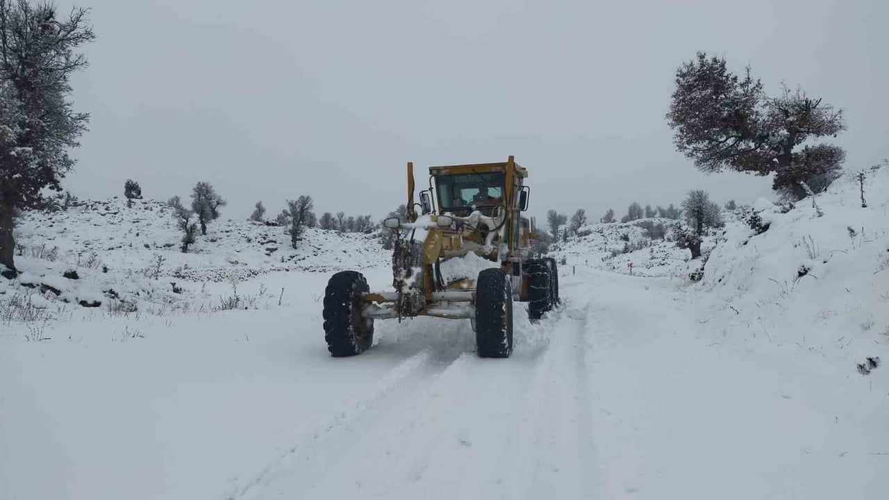 Mersin Büyükşehir Belediyesi karla mücadeleyi yoğunlaştırdı