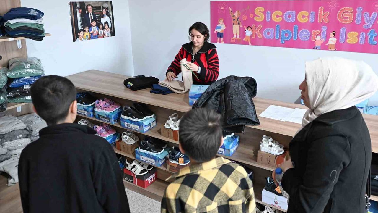 Mersin Büyükşehir'in Kıyafet Evleriyle Dar Gelirli Ailelere Giyim Desteği
