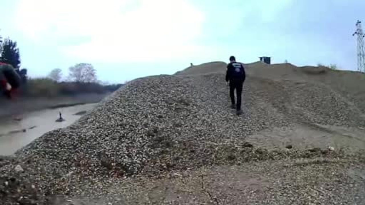 Mersin'de Deliçay'a Uçan Araçtaki Sürücü İtfaiye Tarafından Kurtarıldı