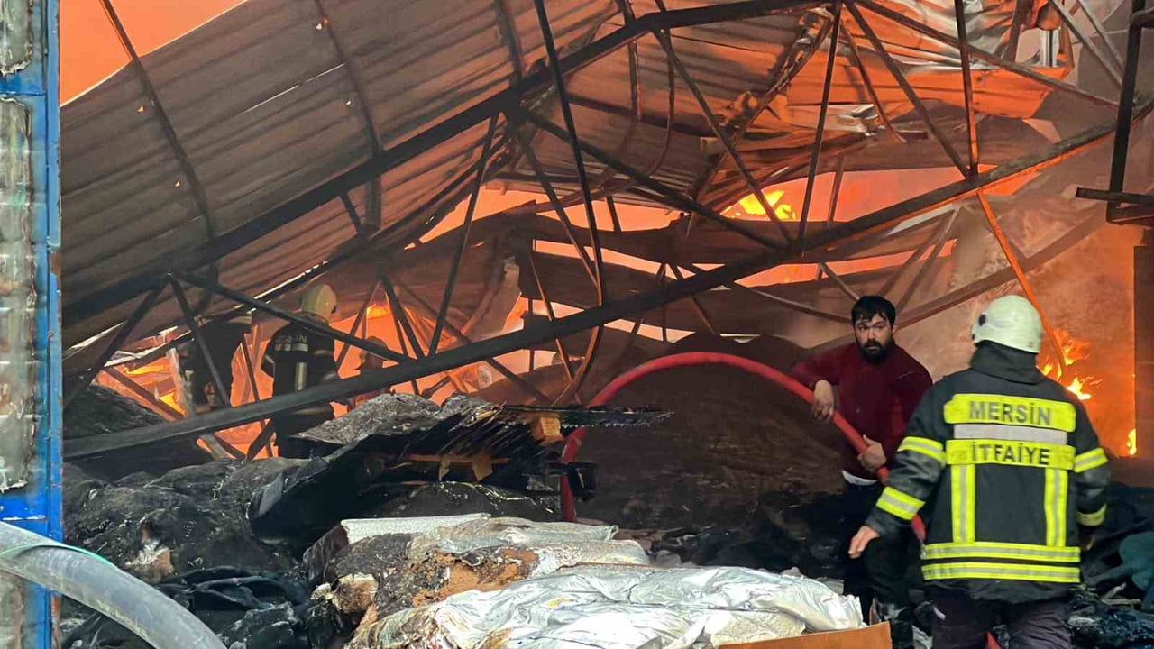 Mersin'de geri dönüşüm deposunda yangın: Çok sayıda ekip müdahale ediyor