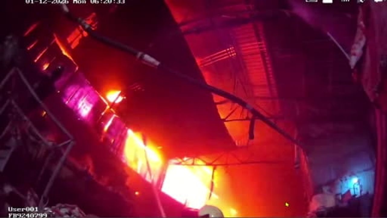 Mersin'de geri dönüşüm tesisinde plastik ham madde deposunda yangın kontrol altına alındı