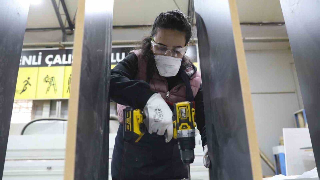 Mersin'de kadın mobilya ustaları yetişiyor: Marangozluğa geçen 12 yıllık öğretmen