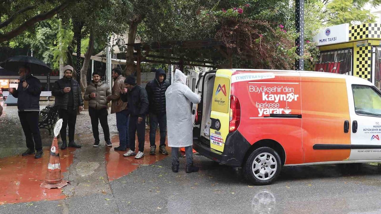 Mersin’de Kaynar İkramı Soğuk Günlerde Vatandaşların İçini Isıttı