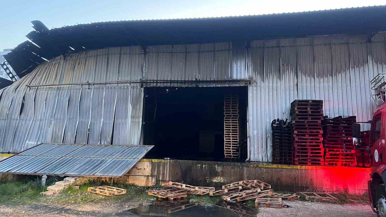 Mersin'de narenciye paketleme tesisinde yangın: çatı çöktü, yaralanma yok