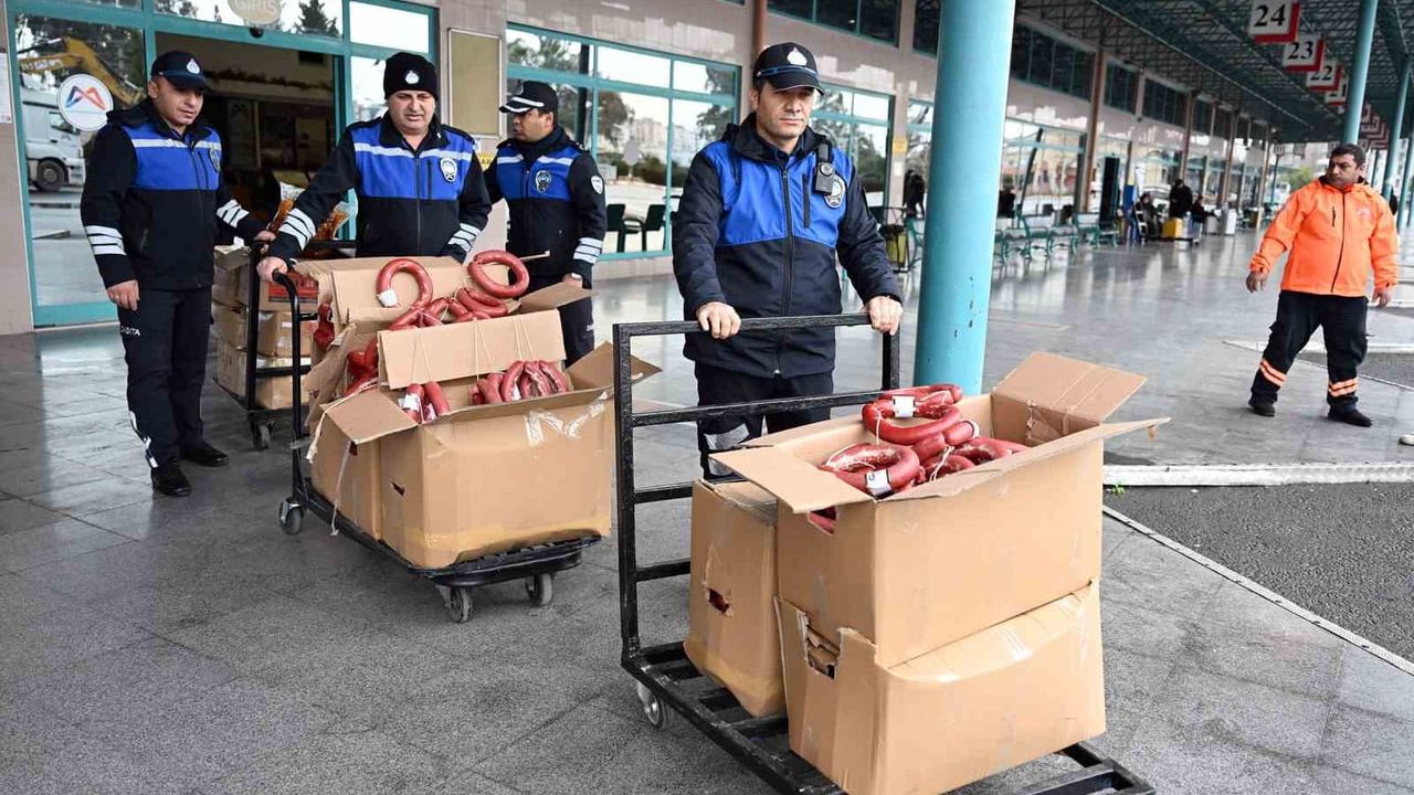 Mersin'de otobüslerde sağlıksız gıdalar ele geçirildi, ürünler imha edildi
