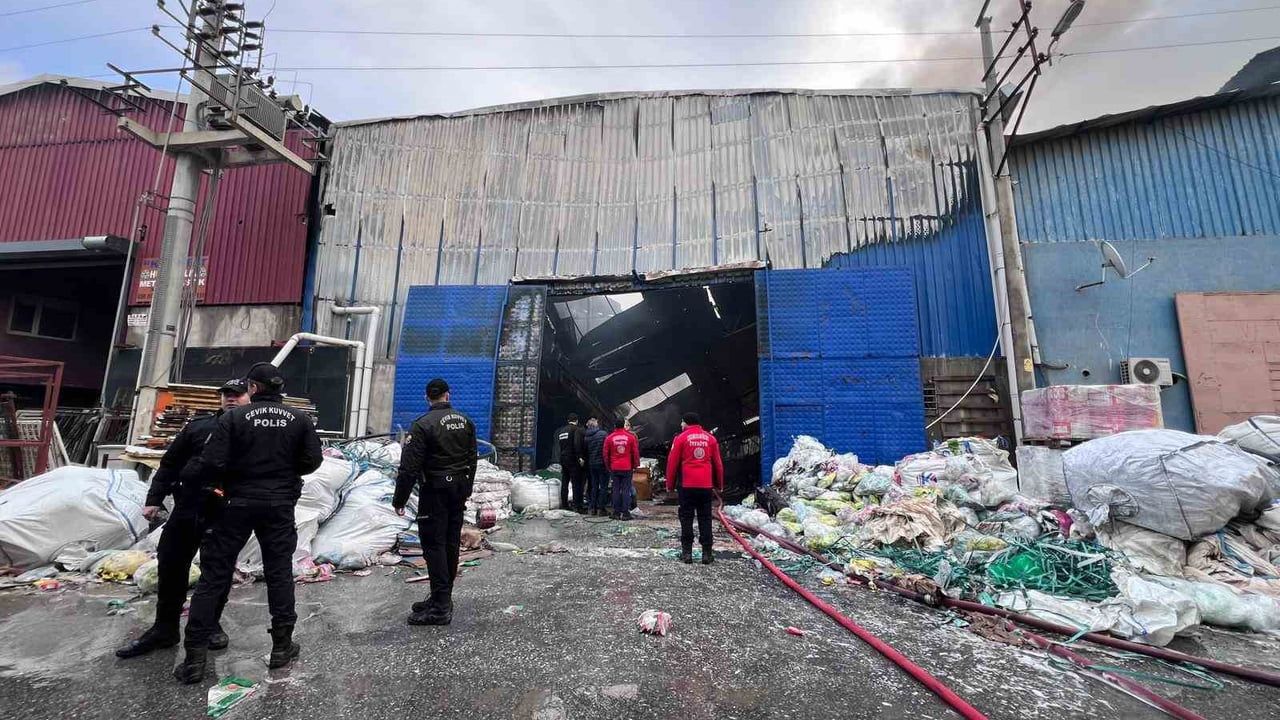 Mersin'de plastik ham madde deposundaki yangın kontrol altına alındı