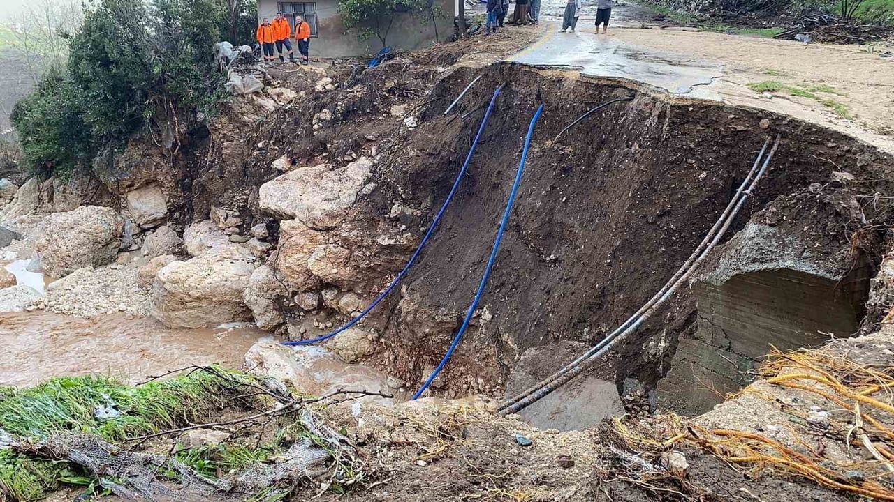 Mersin'de sel: Dere kenarında mahsur kalan vatandaş kepçeyle kurtarıldı