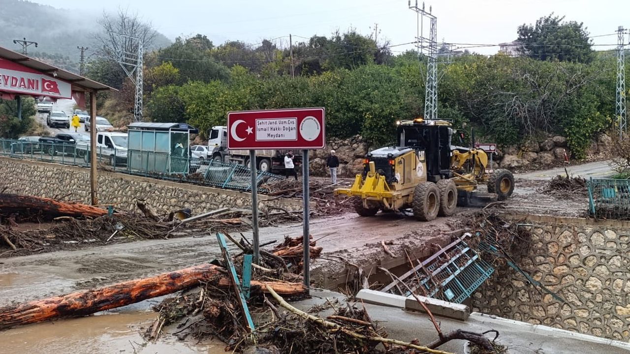 Mersin'de sel izleri silinmeye çalışılıyor