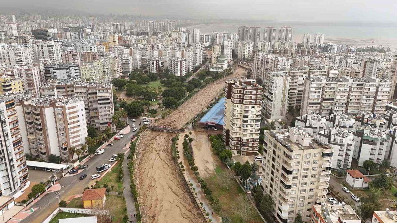 Mersin'de sel sonrası ekiplerin yoğun sahada müdahalesi