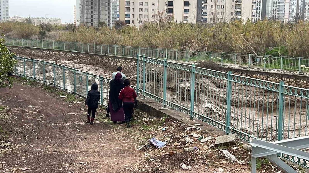 Mersin'de sel sonrası tahliye ve temizlik çalışmaları devam ediyor