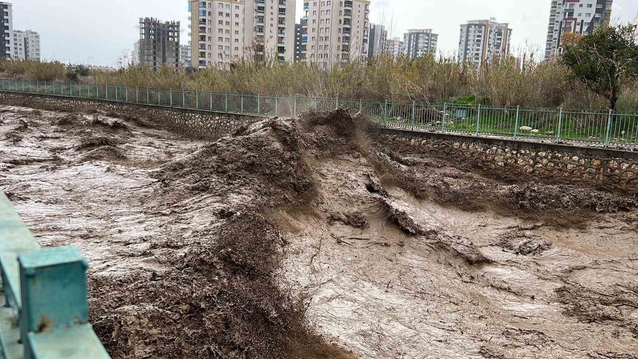 Mersin'de Şiddetli Yağış Dere Taşkınlarına Yol Açtı