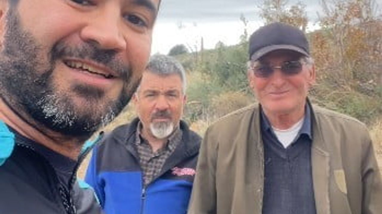 Mersin'de yamaç paraşütçüsü işçilerin çay davetini kabul etti